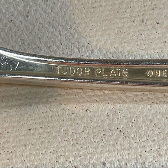 12 salad forks Oneida Tudor Plate QUEEN BESS II Vintage 1946 Silver Plate - Picture 7 of 15